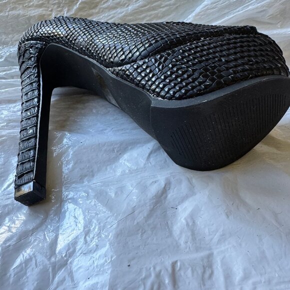 Charlotte Russe  Black Textured Snake Pattern Platform High Heels Peep Toe NWOB - Picture 11 of 14